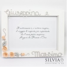 Cornice personalizzata con i nomi degli sposi e fiori