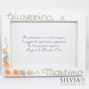 Cornice personalizzata con i nomi degli sposi e fiori