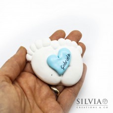 Gesso a forma di piedini con cuore azzurro