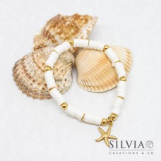 Bracciale elastico con perline heishi bianche e stella marina oro