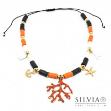 Collana cordino con perline heishi bianche arancio nere charms e rametto corallo