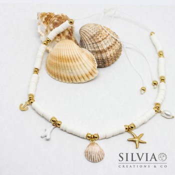 Collana cordino con perline heishi bianche e charms a tema mare color oro
