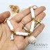 Collana cordino con perline heishi bianche e charms a tema mare color oro