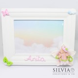 Cornice con bimba su fiore con nome