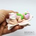 Miniatura bimba addormentata su fiore
