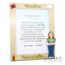 Cornice personalizzata con personaggio in miniatura nome e oggetti aggiuntivi