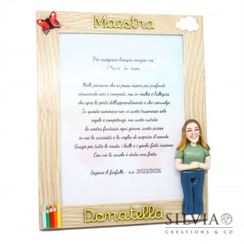 Cornice personalizzata con personaggio in miniatura nome e oggetti aggiuntivi
