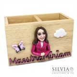 Portamatite di legno con personaggio in miniatura e nome Portamatite di legno con personaggio in miniatura e nome