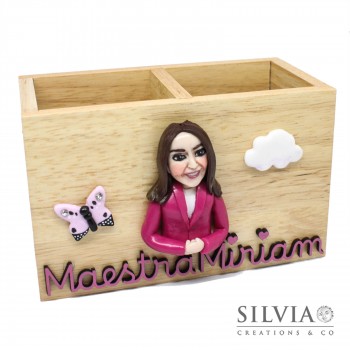 Portamatite di legno con personaggio in miniatura e nome