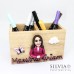 Portamatite di legno con personaggio in miniatura e nome Portamatite di legno con personaggio in miniatura e nome
