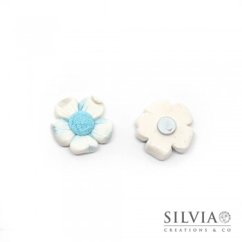 Magnete con fiore bianco e azzurro
