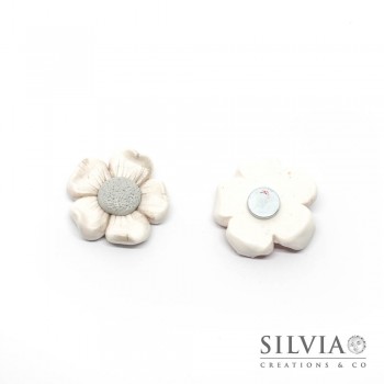 Magnete con fiore bianco e grigio