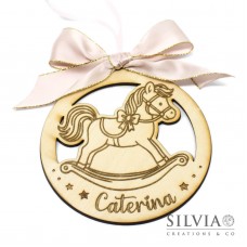 Decorazione natalizia o per la nascita tonda con cavallo a dondolo e nome