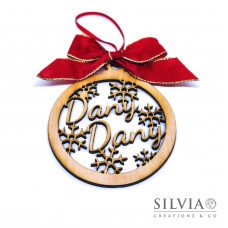 Decorazione natalizia tonda con nome e fiocchi di neve in filigrana