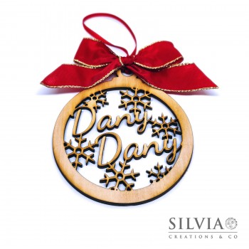 Decorazione natalizia tonda con nome e fiocchi di neve in filigrana