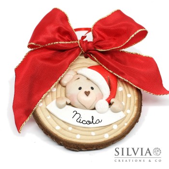 Decorazione natalizia su disco di legno con orsetto e nome