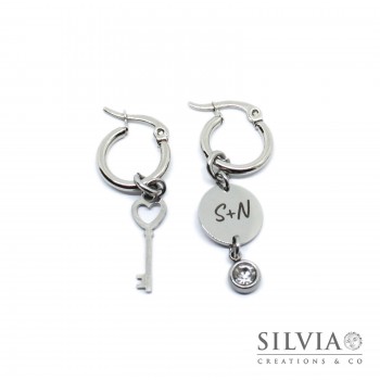 Orecchini a cerchio in acciaio chiave del cuore e ciondolo iniziali incise