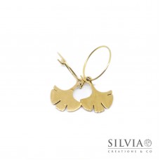 Orecchini a cerchio acciaio dorato ciondolo foglia ginkgo biloba Orecchini a cerchio acciaio dorato ciondolo foglia ginkgo biloba