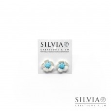 Orecchini a lobo con fiore bianco e azzurro piccolo