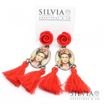 Orecchini pendenti ispirati a Frida Kahlo con rose e nappine