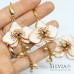 Orecchini pendenti e spilla con orchidea bianca e oro