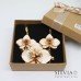 Orecchini pendenti e spilla con orchidea bianca e oro