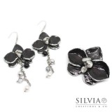 Orecchini pendenti e spilla con orchidea nera e argento