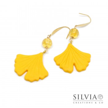 Orecchini pendenti in acciaio color oro con foglia di ginkgo biloba