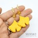 Orecchini pendenti in acciaio color oro con foglia di ginkgo biloba