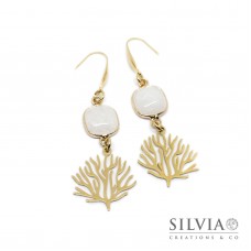 Orecchini pendenti con rametto corallo in acciaio dorato e cristallo di rocca