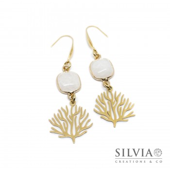 Orecchini pendenti con rametto corallo in acciaio dorato e cristallo di rocca