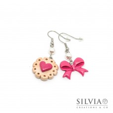 Orecchini pendenti con biscotto beige con cuore e fiocco fucsia