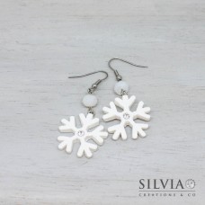 Orecchini pendenti con fiocco di neve in fimo bianco