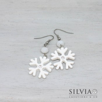Orecchini pendenti con fiocco di neve in fimo bianco