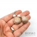 Orecchini pendenti con conchiglia beige e argento 55x20 mm