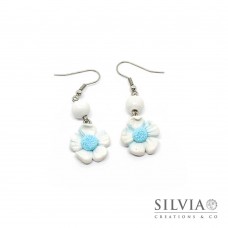 Orecchini pendenti fiore bianco e azzurro con perla in legno