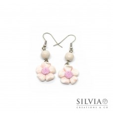 Orecchini pendenti fiore bianco e rosa con perla in legno