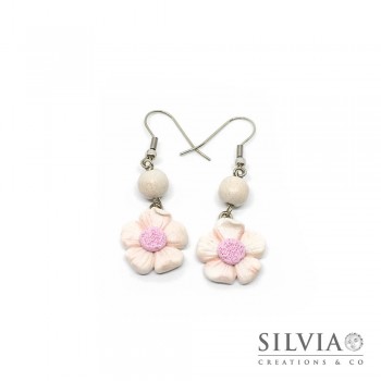 Orecchini pendenti fiore bianco e rosa con perla in legno