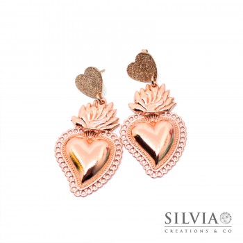 Orecchini perno con cuore satinato in acciaio e sacro cuore ex voto color oro rosato