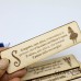 Segnalibro di legno con incisione personalizzata e nappina Segnalibro di legno con incisione personalizzata e nappina