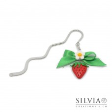 Segnalibro bacchetta rodio con fragola rossa e fiore bianco