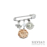 Spilla a tema Alice con biscotto e charms per sciarpa o cardigan Spilla a tema Alice con biscotto e charms per sciarpa o cardigan