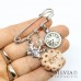 Spilla a tema Alice con biscotto e charms per sciarpa o cardigan Spilla a tema Alice con biscotto e charms per sciarpa o cardigan